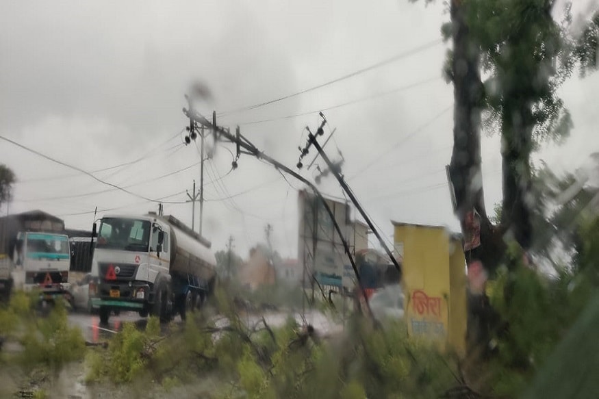 नुकसानीची तीव्रता अधिक असल्याने ऐन उन्हाळ्यात जगवलेली बाजरी, तरकरी व चारा पिके उद्ध्वस्त झाल्याने शेतकऱ्यांच्या तोंडचा घास हिरावला असून शेतकरी हवालदिल झाला आहे. घरांची मोठ्या प्रमाणात पडझड झाल्याने बळीराजाचे छप्परही हिरावून घेतले आहे त्यामुळे महसुल यंत्रणेने तात्काळ ह्या बाबींकडे लक्ष देणे गरजेचे आहे अशी मागणी होत आहे. नुकसानीची तीव्रता अधिक असल्याने ऐन उन्हाळ्यात जगवलेली बाजरी, तरकरी व चारा पिके उद्ध्वस्त झाल्याने शेतकऱ्यांच्या तोंडचा घास हिरावला असून शेतकरी हवालदिल झाला आहे. घरांची मोठ्या प्रमाणात पडझड झाल्याने बळीराजाचे छप्परही हिरावून घेतले आहे त्यामुळे महसुल यंत्रणेने तात्काळ ह्या बाबींकडे लक्ष देणे गरजेचे आहे अशी मागणी होत आहे.