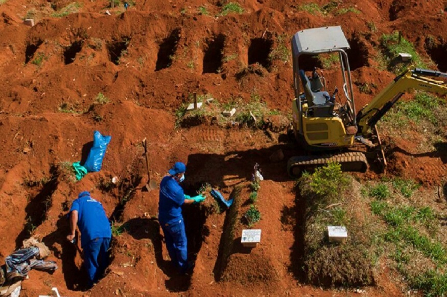 भयंकर! मृतांच्या अंत्यसंस्कारासाठी जागाच नाही, अखेर 3 वर्षांपूर्वी पुरलेले मृतदेह बाहेर काढले आणि...