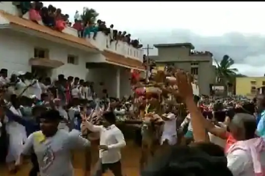 बापरे! जत्रेसाठी जमले शकडो लोक, कोरोना पसरण्याची भीती, VIDEO पाहून येईल अंगावर काटा