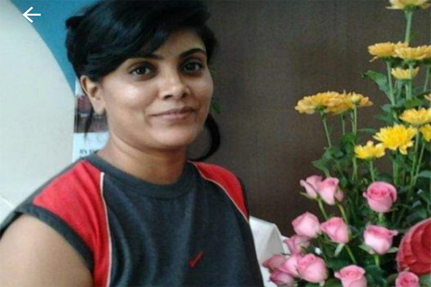 पुणे-नगर-पुणे प्रवास भोवला! शासनादेश डावलणाऱ्या अधिकारी महिलेला हायवेवर घेतलं ताब्यात