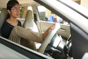 VIDEO: जन्मत:च हात नसल्याने पायांनी चालवते गाडी,आनंद महिंद्रांकडून तरूणीचं कौतुक