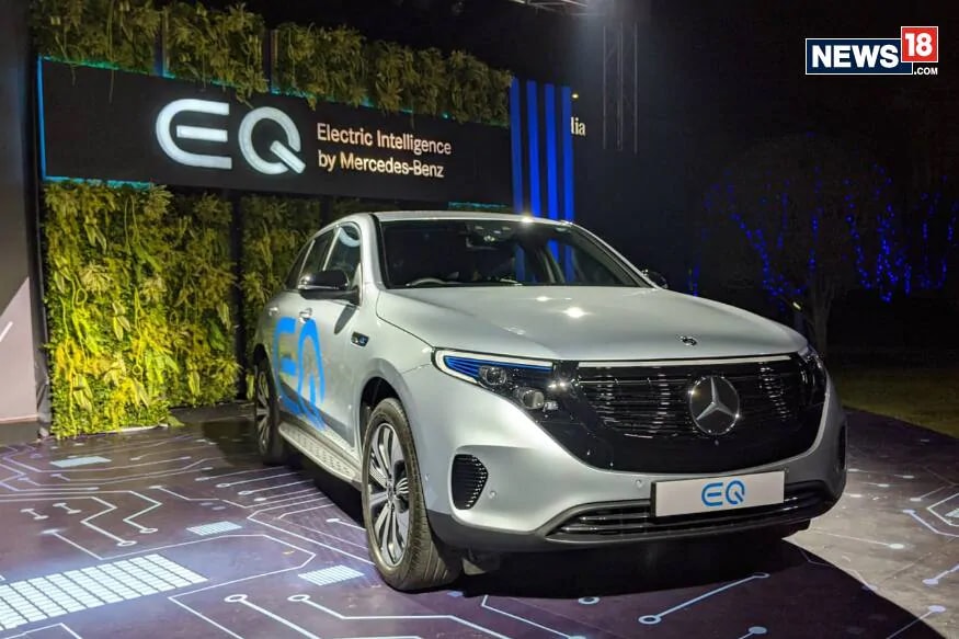 Mercedes-Benz EQC: देशातील सर्वात मोठी कार उत्पादक कंपनी मर्सिडीज-बेंजने लॉकडाउनच्या दरम्यान दोन गाड्यांचे ऑनलाइन लाँच केले होते. आता कंपनी जुलै 2020 मध्ये आपली पहिली इलेक्ट्रिक SUV - EQC लाँच करणार आहे मर्सिडीज -Benz EQC ही एक लक्झरी SUV आहे. यात एलएडी हेडलॅप्स, मोठे अलॉय व्हील आणि एलईडी टेललॅप्स दिले आहे. Mercedes-Benz EQC: देशातील सर्वात मोठी कार उत्पादक कंपनी मर्सिडीज-बेंजने लॉकडाउनच्या दरम्यान दोन गाड्यांचे ऑनलाइन लाँच केले होते. आता कंपनी जुलै 2020 मध्ये आपली पहिली इलेक्ट्रिक SUV - EQC लाँच करणार आहे मर्सिडीज -Benz EQC ही एक लक्झरी SUV आहे. यात एलएडी हेडलॅप्स, मोठे अलॉय व्हील आणि एलईडी टेललॅप्स दिले आहे.