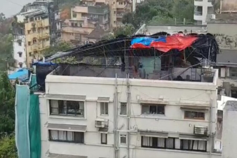 मलबार हिल परिसरात इमारतीचं छप्पर उडालं आहे.