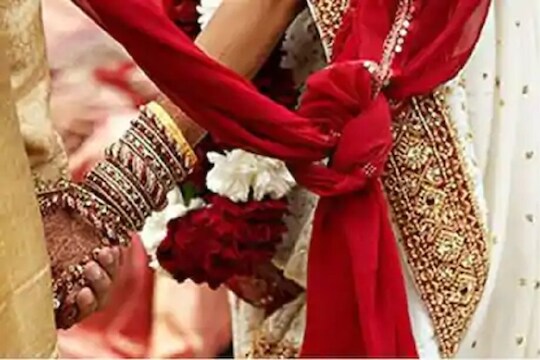 पूजेसाठी आलेल्या गुरुजींनी आशीर्वादासोबत कोरोनाही दिला, नवरदेवाचा रिपोर्ट पॉझिटिव्ह