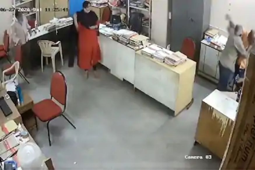 कार्यालयात दिव्यांग महिलेला मारहाणीचा धक्कादायक VIDEO; सहकर्मचाऱ्याला मास्क लावण्याची केली होती विनंती