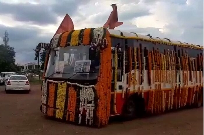 आषाढी एकादशीच्या पूर्वसंध्येला राज्यभरातील मानाच्या पालख्या निवडक वारकरी बंधूंसह आपल्या लाडक्या एसटीने अगदी दिमाखात पंढपूर नगरीमध्ये दाखल झाल्या