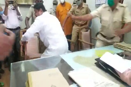 VIDEO: कोरोनावरून ‘मनसे’चा औरंगाबादमध्ये राडा, उपायुक्तांना खुर्ची फेकून मारण्याचा प्रयत्न