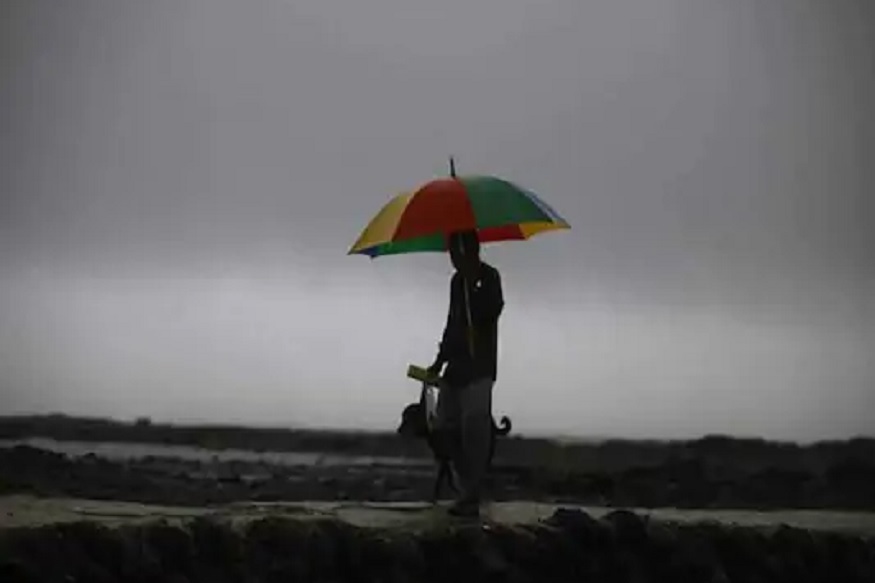 पावसाळा आला म्हणजे डेंग्यू, मलेरिया, चिकनगुनिया आणि व्हायरल तापासारख्या अनेक आजारांचा धोका वाढतो. अशा परिस्थितीत, कोरोनासारख्या जीवघेण्या महामारीमुळे देशात हाहाकार माजला आहे. ही चिंतेची बाब आहे. खरंतर व्हायरल ताप येणं आणि कोरोनाच्या लक्षणांमध्ये फारसा फरक नाहीये. म्हणूनच, कोरोना संसर्ग अधिक वेगानं वाढण्याची शक्यता नाकारता येत नाही. पावसाळा येणार म्हटल्यामुळे यंदा लोकांच्या मनात मोठी भीती निर्माण झाली आहे.