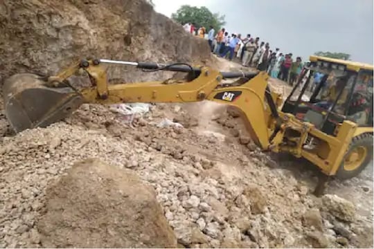 भीषण अपघात: खाणीत माती खचल्यामुळे 5 जणांचा जागीच मृत्यू, ढिगाऱ्याखाली अडकले डझनभर कामगार