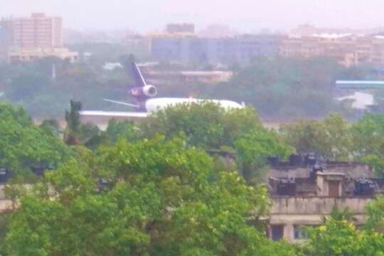 बापरे! मुंबई विमानतळावर थोडक्यात टळला अपघात