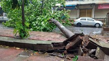 चक्रीवादळाच्या तडाख्यात 3 जणांचा मृत्यू, अनेक जिल्ह्यात वीज गायब चक्रीवादळाच्या तडाख्यात 3 जणांचा मृत्यू, अनेक जिल्ह्यात वीज गायब