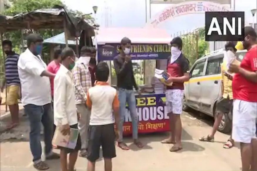 मुंबईतील विद्यार्थ्यांसाठी चालतं-फिरतं बुक हाऊस; गरजु मुलांना तुम्हीही करू शकता अशी मदत