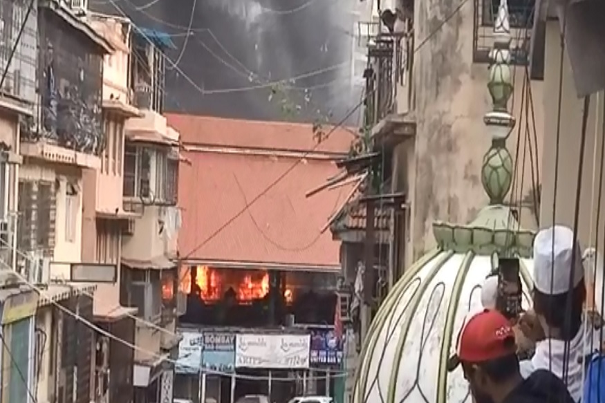 VIDEO: मुंबईच्या क्रॉफर्ड मार्केटमध्ये भीषण आग, अग्निशमन दलाच्या गाड्या दाखल