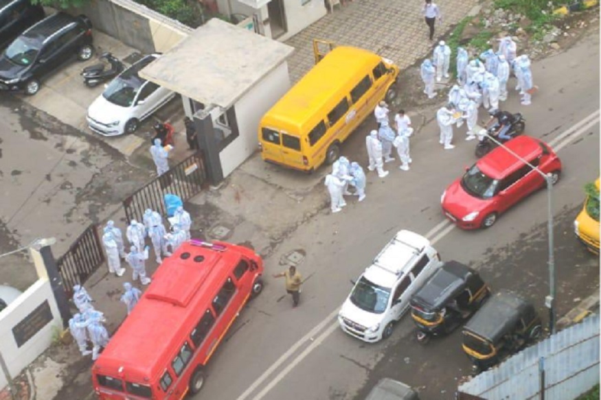 FACT CHECK : मुंबईच्या रस्त्यावर फिरताना दिसले 169 कोरोनाबाधित रुग्ण?