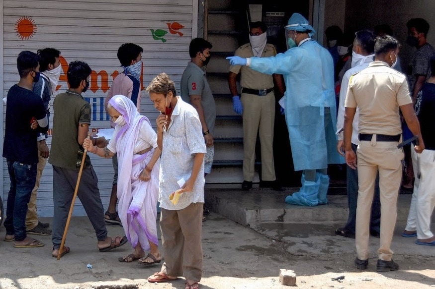 सर्वेक्षणानुसार सरासरी सरासरी 45 ते 50 टक्के लोकसंख्येत अँटिबॉडीज आढळून आल्यात. म्हणजे पुणे हर्ड इम्युनिटीच्या दुसऱ्या टप्प्यात पोहोचलं आहे. 50 ते 70 टक्के अँटीबॉडीत आढळल्या तर पूर्ण हर्ड इम्युनिटी प्राप्त होते. सर्वेक्षणानुसार सरासरी सरासरी 45 ते 50 टक्के लोकसंख्येत अँटिबॉडीज आढळून आल्यात. म्हणजे पुणे हर्ड इम्युनिटीच्या दुसऱ्या टप्प्यात पोहोचलं आहे. 50 ते 70 टक्के अँटीबॉडीत आढळल्या तर पूर्ण हर्ड इम्युनिटी प्राप्त होते.