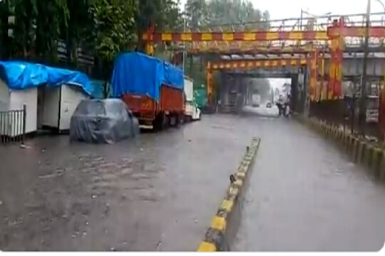 हवामान खात्याकडून मुंबईसह पालघर ठाणे जिल्ह्यांमध्ये सोमवारी अतिवृष्टीची अलर्ट जारी करण्यात आला आहे.
