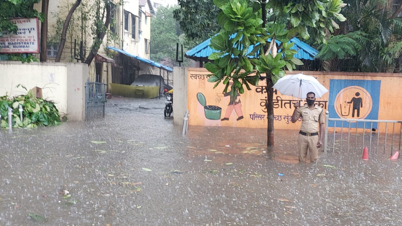 सखल भागात पाणी साचल्यामुळे रस्त्यावर ड्रेनेज उघडे आहे. त्यामुळे जीवितहानी होऊ नये म्हणून हे पोलीस कर्मचारी भर पावसात ड्रेनेज शेजारी उभे आहे. सखल भागात पाणी साचल्यामुळे रस्त्यावर ड्रेनेज उघडे आहे. त्यामुळे जीवितहानी होऊ नये म्हणून हे पोलीस कर्मचारी भर पावसात ड्रेनेज शेजारी उभे आहे.