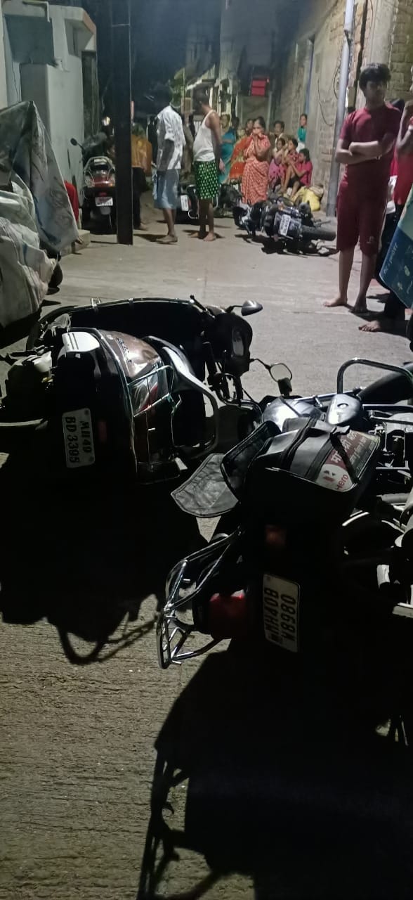 नागपुरातील लष्करीबाग परिसरात ही घटना घडली आहे. मध्यरात्री काही अज्ञात व्यक्तींनी वाहनांची तोडफोड केली. नागपुरातील लष्करीबाग परिसरात ही घटना घडली आहे. मध्यरात्री काही अज्ञात व्यक्तींनी वाहनांची तोडफोड केली.