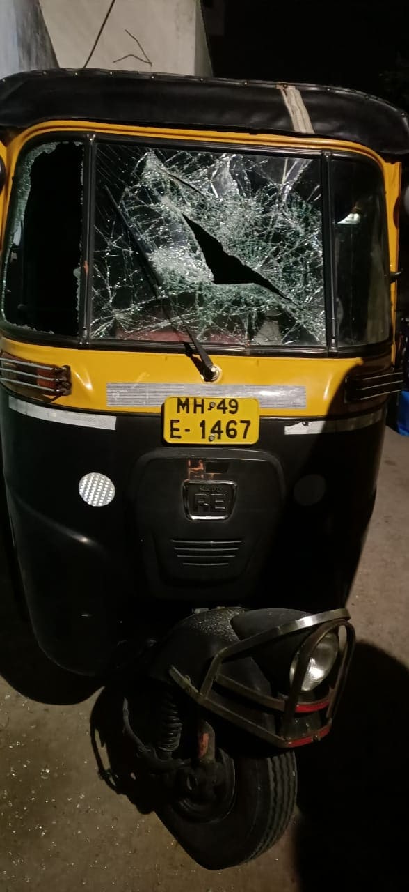 मध्यरात्री या गुंडांनी हैदोस घातला होता. रस्त्यात उभ्या असलेल्या प्रत्येक वाहनांची गुंडांनी तोडफोड केली मध्यरात्री या गुंडांनी हैदोस घातला होता. रस्त्यात उभ्या असलेल्या प्रत्येक वाहनांची गुंडांनी तोडफोड केली