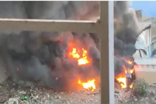 BREAKING : मानखुर्दमध्ये झोपडपट्टीत भंगाराला भीषण आग