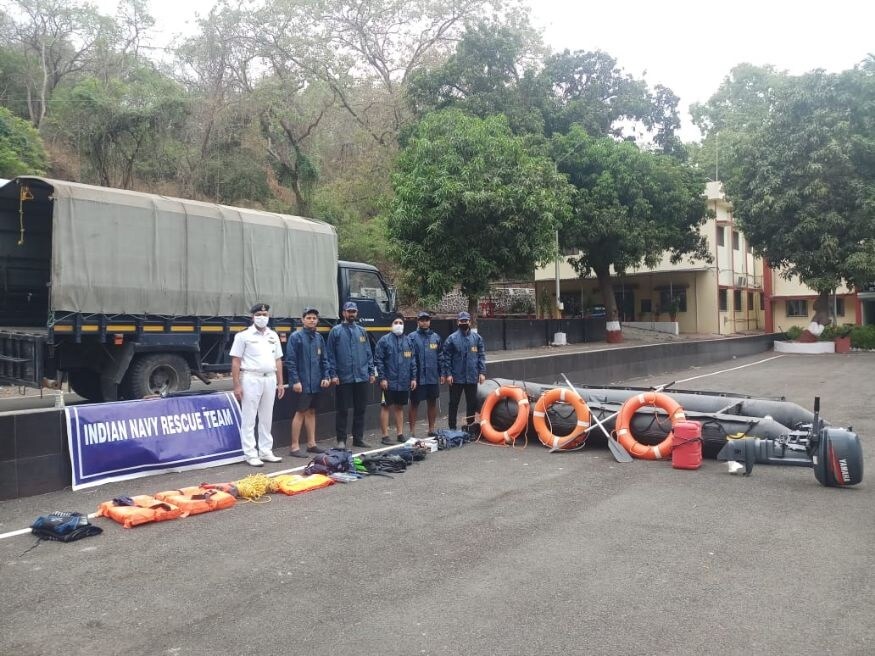 चक्रीवादळादरम्यान झाडे उन्मळून पडण्याची शक्यता असते. त्यामुळे एकतर घराबाहेर पडू नका. तुमच्या आजूबाजूच्या परिसरात अशी झाडे असतील तर आधीच ती काढून टाका किंवा पालिकेला याबाबत माहिती द्या. चक्रीवादळादरम्यान झाडे उन्मळून पडण्याची शक्यता असते. त्यामुळे एकतर घराबाहेर पडू नका. तुमच्या आजूबाजूच्या परिसरात अशी झाडे असतील तर आधीच ती काढून टाका किंवा पालिकेला याबाबत माहिती द्या.