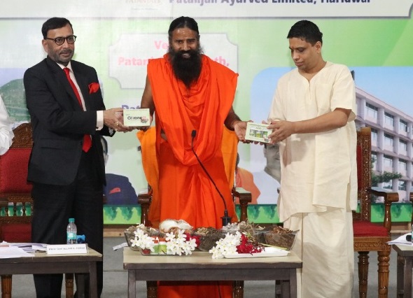 रामदेव बाबांना मोठा झटका; 'आम्ही CORONIL चं ट्रायल केलंच नाही', निम्सचे डॉक्टर पलटले