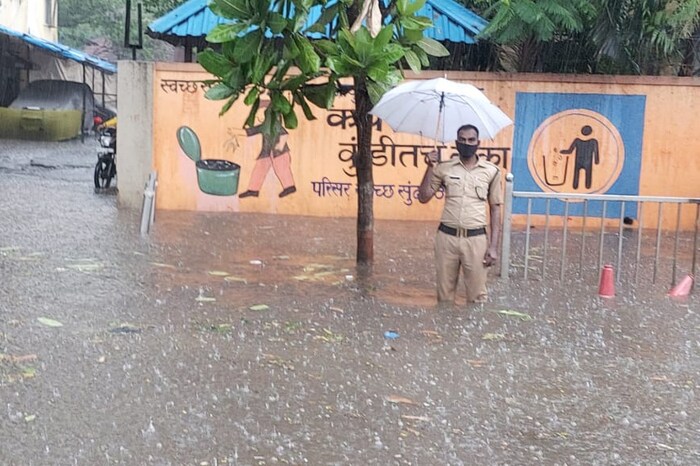 साचलेल्या किंवा संथगतीने निचरा होत असलेल्या पाण्यातून गम बूट वापरण्यासारखी खबरदारी न घेता चालल्यास अशा व्यक्तींना किंवा ज्या व्यक्तींच्या शरीरावरील जखम किंवा खरचटलेल्या भागाचा पाण्याशी संपर्क आला असेल, अशा व्यक्तींना लेप्टोचा संसर्ग होण्याची शक्यता अधिक असते.