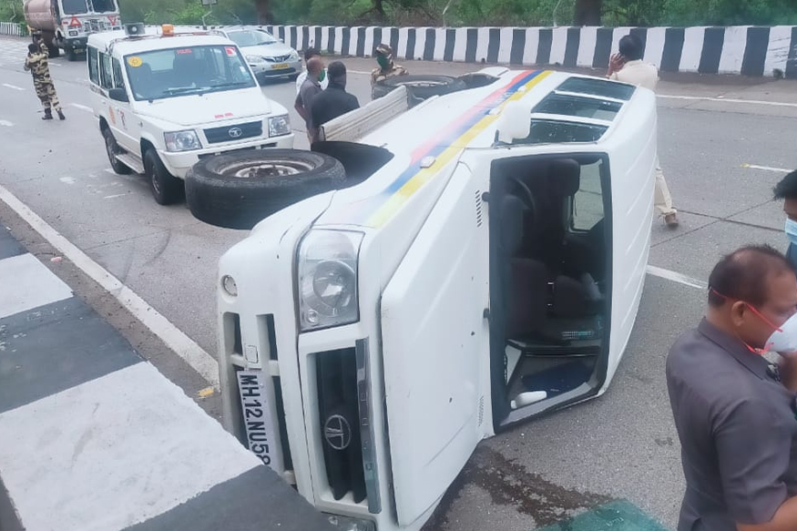 मुंबई-पुणे एक्स्प्रेस वेवर पोलिसांची सुमो व्हॅन पलटली, पाहा हा VIDEO