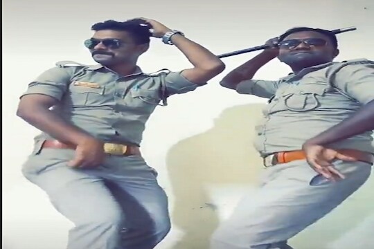 tik tok स्टार होण्यासाठी खाकी वर्दीत कर्मचाऱ्यांनी लावले ठुमके, VIDEO VIRAL