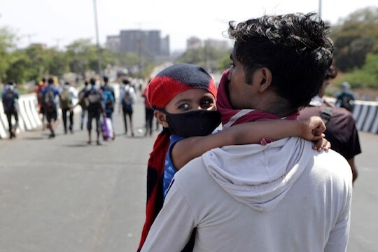 कोरोनाचा धोका फार काळ लांबू शकतो, असा इशारा जागतिक आरोग्य संघटनेने दिला आहे. कोरोनाच्या 6 महिन्यांच्या अभ्यासानंतर आरोग्य संघटनेने असा इशारा दिला आहे. 