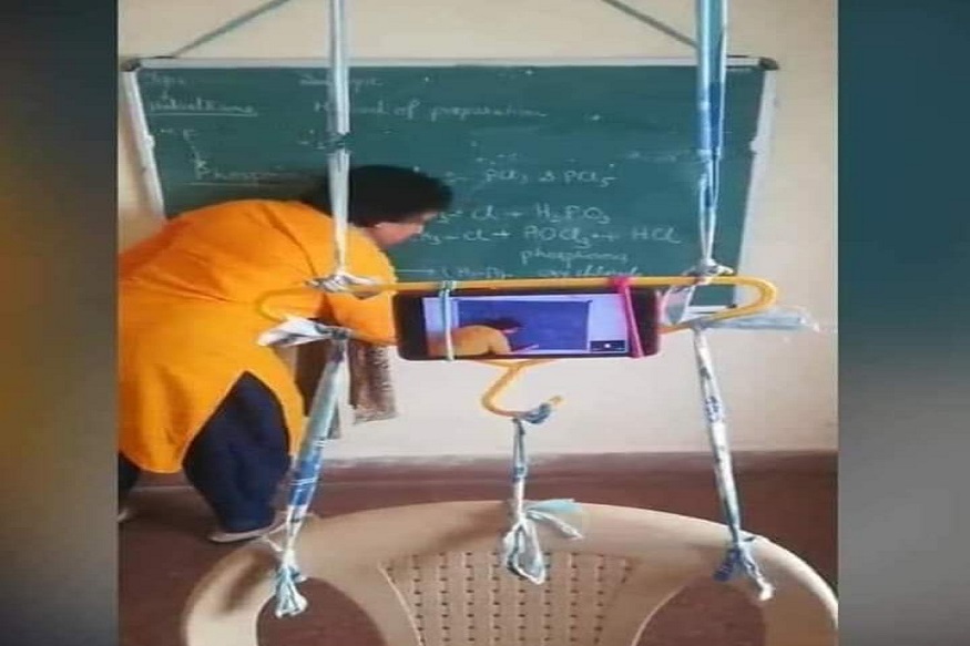 अजब केमिस्ट्री! ऑनलाइन क्लास घेण्यासाठी केला जुगाड, VIDEO VIRAL