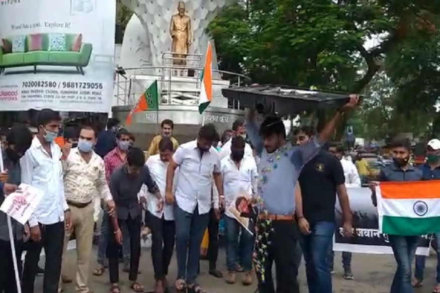 पुण्यात भाजप युवा मोर्चाचे आंदोलन, चिनी वस्तूंची केली तोडफोड