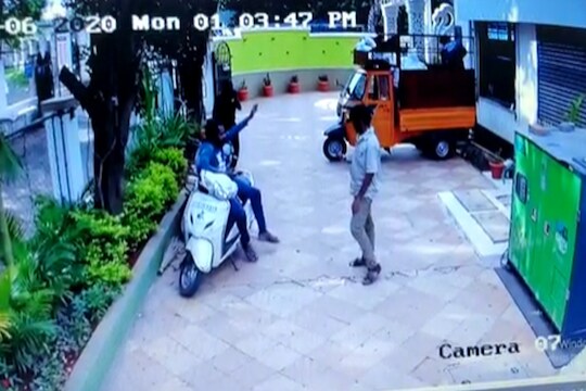 असे असता का राजकीय पुढारी? पुण्यात घडली अत्यंत लाजीरवाणी घटना, पाहा हा VIDEO