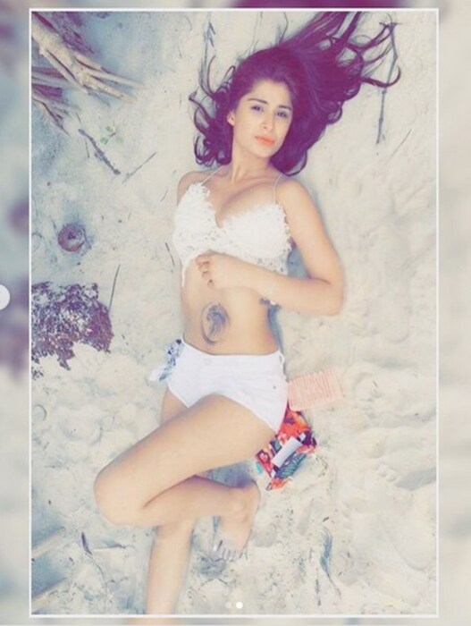 तिने नुकतेच तिचे काही ग्लॅमरस आणि स्टायलिश फोटो शेअर केले आहेत. थ्रोबॅक असं कॅप्शन तिने या फोटोंना दिले आहे.