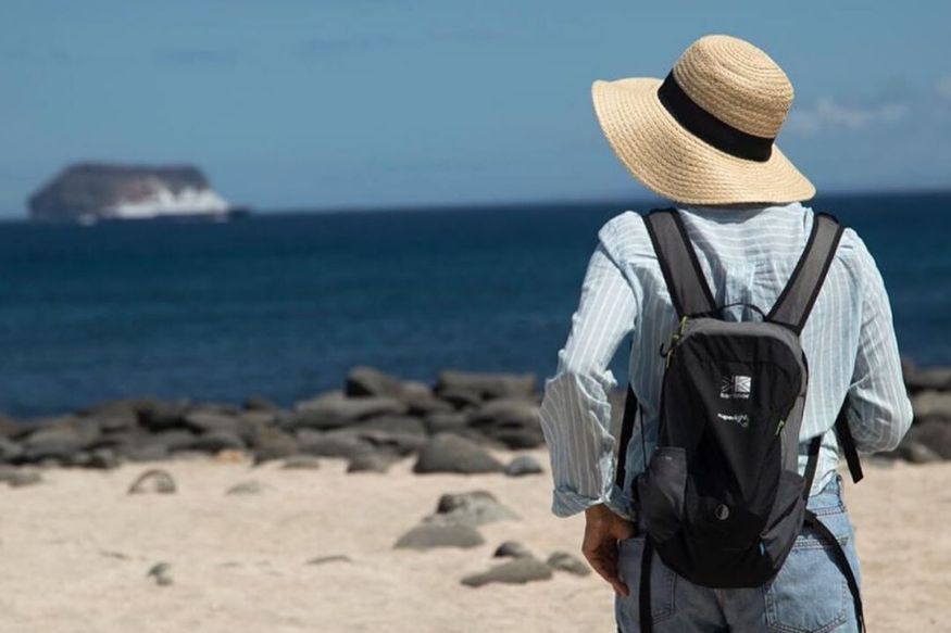 कोरोनामुळे परदेशात अडकली अभिनेत्री, तिला पाहायला चाहते करतात घरासमोर गर्दी!