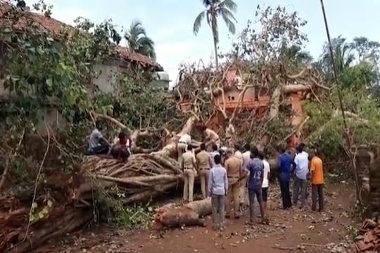 निसर्ग चक्रीवादळाने संसार उद्धवस्त केले, पोलिसांनी सावरले