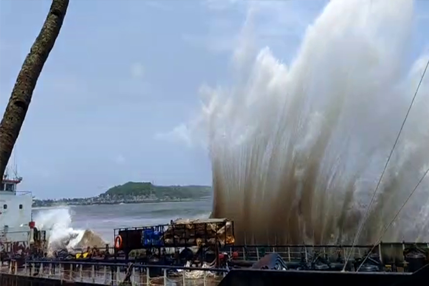 किनाऱ्यावर अडकलेल्या जहाजाची लाटांनी केली दैना, मोठ्या दुर्घटनेची भीती, पाहा हा VIDEO