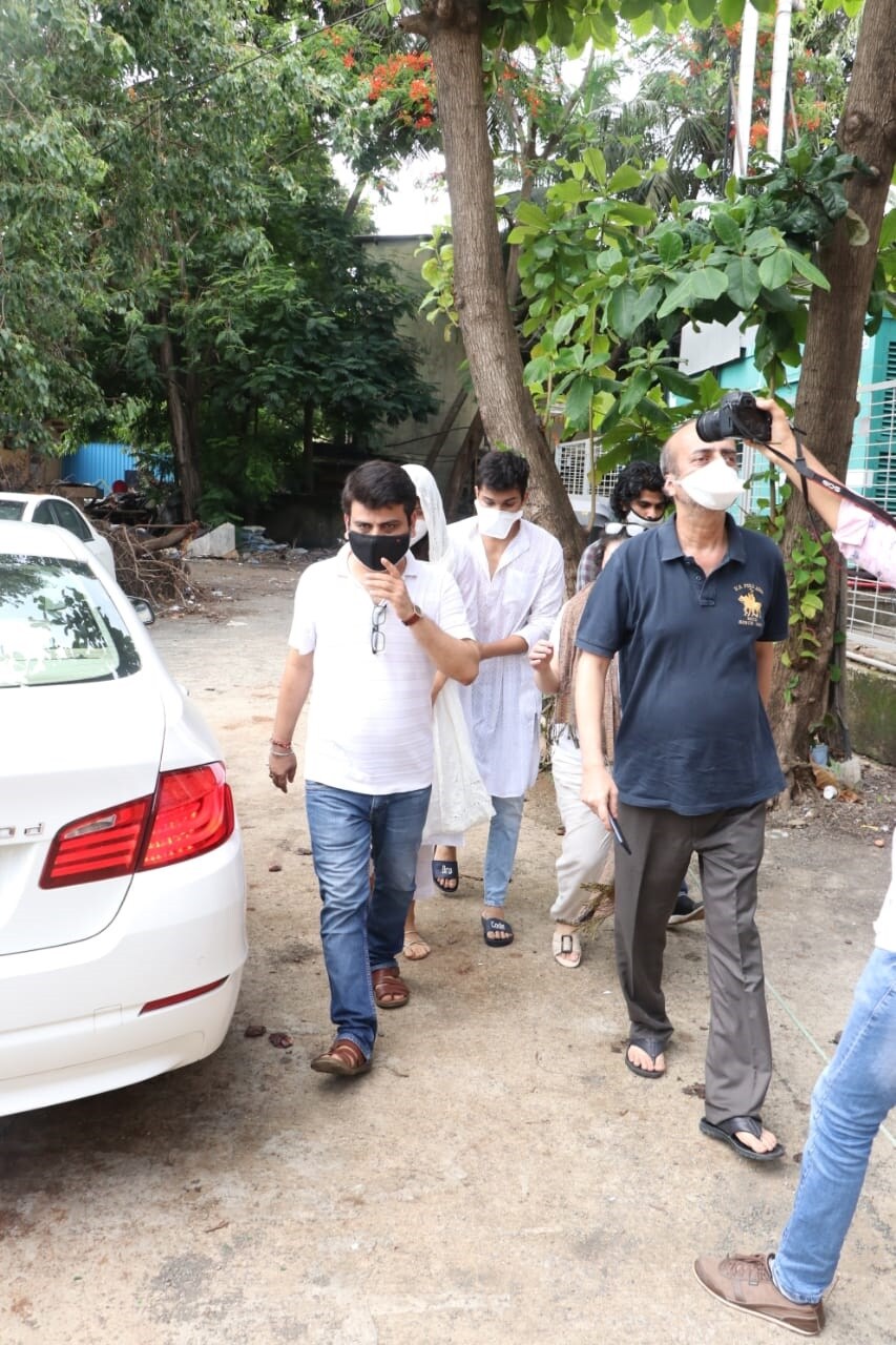 आत्महत्येच्या एक दिवस आधी म्हणजे शनिवारी रात्री सुशांतने दोन जणांना फोन केला होता. यात त्याची गर्लफ्रेंण्ड मानली जाणारी रिया चक्रवर्ती आणि पवित्रा रिश्तामधील अभिनेता महेश शेट्टी यांचा समावेश आहे. आत्महत्येच्या एक दिवस आधी म्हणजे शनिवारी रात्री सुशांतने दोन जणांना फोन केला होता. यात त्याची गर्लफ्रेंण्ड मानली जाणारी रिया चक्रवर्ती आणि पवित्रा रिश्तामधील अभिनेता महेश शेट्टी यांचा समावेश आहे.