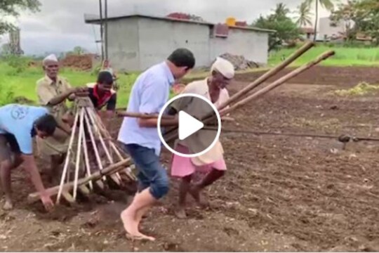 बळीराजासोबत शेतात तिफन ओढताना संभाजीराजे झाले भावूक; डोळ्यात पाणी आणणारा VIDEO केला शेअर