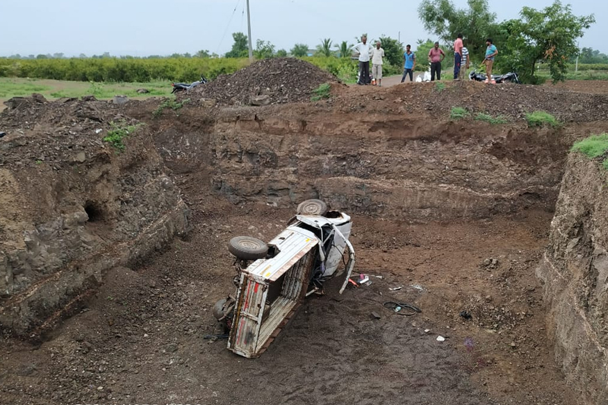 'काळं सोनं' लुटले पण पळून जाताना व्हॅन कोसळली कॅनॉलच्या खड्यात, तिघे जागीच ठार