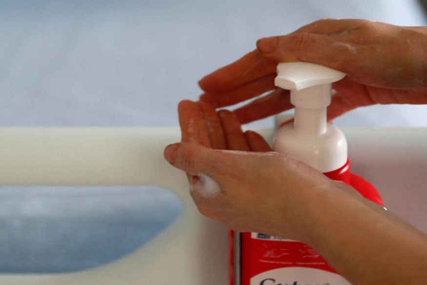 सॅनिटायझरच्या अतिवापरामुळे त्वचेचे विकार झाल्याच्या घटनाही पुढे आल्याने डॉक्टरांनीही इशारा दिला होता.