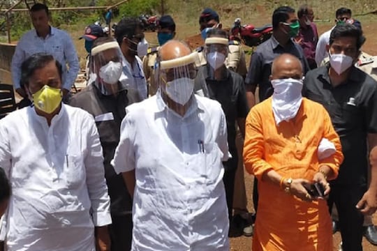 'साहेब घाटावर जास्त लक्ष देता...', कोकणात शरद पवारांसमोरच तरुणाने व्यक्त केल्या संतप्त भावना