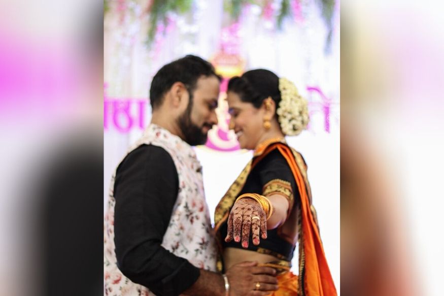 मराठमोळी अभिनेत्री शर्मिष्ठा राऊत हिचा लवकरच लग्नाच्या बेडीत अडकणार असून तेजस देसाईसोबत तिचा साखरपुडा नुकताच पार पडला. मराठमोळी अभिनेत्री शर्मिष्ठा राऊत हिचा लवकरच लग्नाच्या बेडीत अडकणार असून तेजस देसाईसोबत तिचा साखरपुडा नुकताच पार पडला.