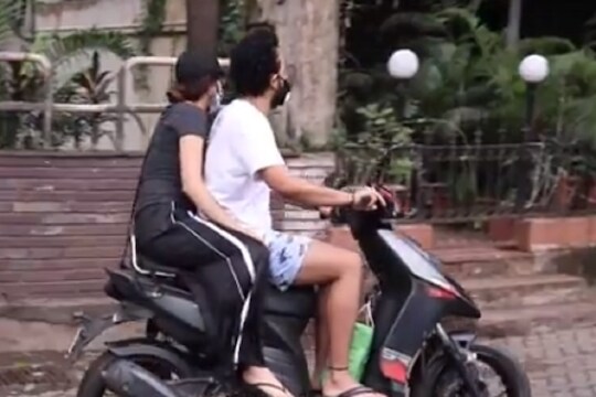 अनलॉक 1 मध्ये बॉयफ्रेंडसोबत बाइकवरून फिरताना दिसली श्रद्धा कपूर, Video Viral