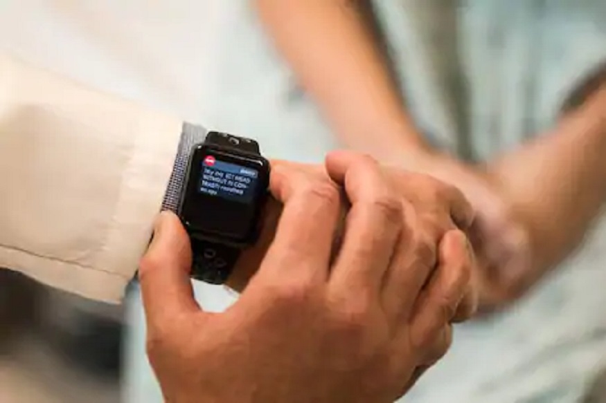 कोरोना योद्धांच्या मदतीला SMART WATCH; रुग्णाजवळ न जाताच डॉक्टरांना देणार रुग्णांची माहिती
