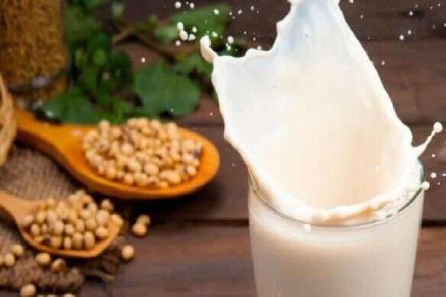 सोया मिल्क – सोयाबीन्स किंवा सोय प्रोटिनपासून तयार होणारं सोया मिल्क हे गायीच्या दुधाला उत्तम असं पर्याय मानलं जातं. यामध्ये गायीच्या दुधाइतकेच प्रोटिन, फॅट आणि कार्बोहायड्रेट असतात. शिवाय अमिनो असिडही असतं ज्यामुळे पूर्ण प्रोटिन म्हणून हे दूध प्यायलं जातं. सोया मिल्क – सोयाबीन्स किंवा सोय प्रोटिनपासून तयार होणारं सोया मिल्क हे गायीच्या दुधाला उत्तम असं पर्याय मानलं जातं. यामध्ये गायीच्या दुधाइतकेच प्रोटिन, फॅट आणि कार्बोहायड्रेट असतात. शिवाय अमिनो असिडही असतं ज्यामुळे पूर्ण प्रोटिन म्हणून हे दूध प्यायलं जातं.