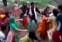 महिलांच्या दोन गटांमध्ये तुंबळ हाणामारी; नाकातून रक्त येईपर्यंत एकमेकींना मारलं