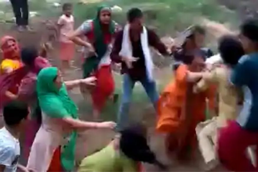 महिलांच्या दोन गटांमध्ये तुंबळ हाणामारी; नाकातून रक्त येईपर्यंत एकमेकींना मारलं