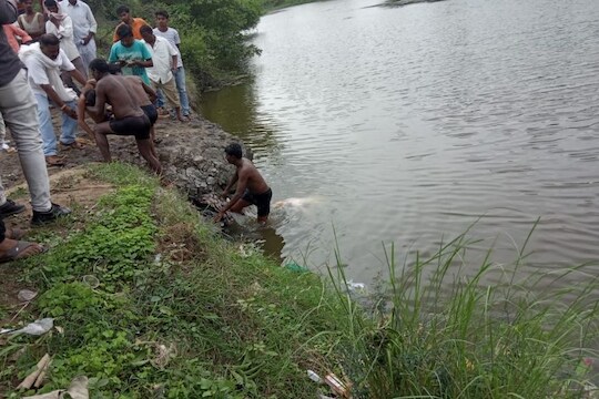 सूर्यग्रहणामुळे मंदिरात केली पूजा, नदीत स्नान करताना पिता पूत्रावर काळाचा घाला