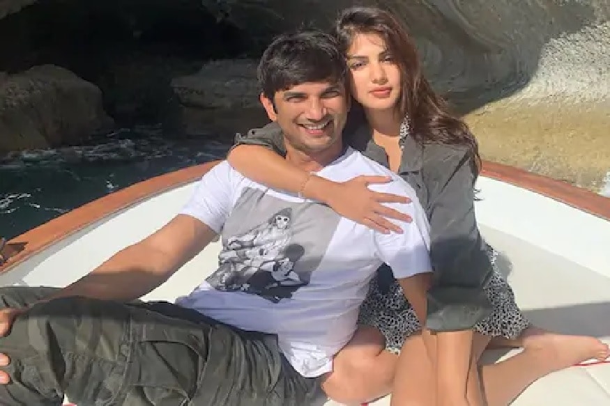 अभिनेता सुशांत सिंह राजपूत (Sushant Singh Rajput)च्या जाण्याने संपूर्ण सिनेसृष्टीवर शोककळा पसरली आहे. त्याच्यावर आज विलेपार्ले याठिकाणी अत्यसंस्कार होणार आहेत. दरम्यान त्याच्या आत्महत्येनंतर रिया चक्रवर्ती या अभिनेत्रीच्या नावाची सोशल मीडियावर वारंवार चर्चा होत आहे. अभिनेता सुशांत सिंह राजपूत (Sushant Singh Rajput)च्या जाण्याने संपूर्ण सिनेसृष्टीवर शोककळा पसरली आहे. त्याच्यावर आज विलेपार्ले याठिकाणी अत्यसंस्कार होणार आहेत. दरम्यान त्याच्या आत्महत्येनंतर रिया चक्रवर्ती या अभिनेत्रीच्या नावाची सोशल मीडियावर वारंवार चर्चा होत आहे.